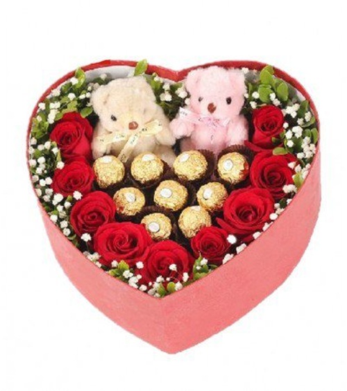Ferrero Flower Love Box with Teddy Bears بوكس قلب حب ورود مع شوكولا فيريرو ودببه