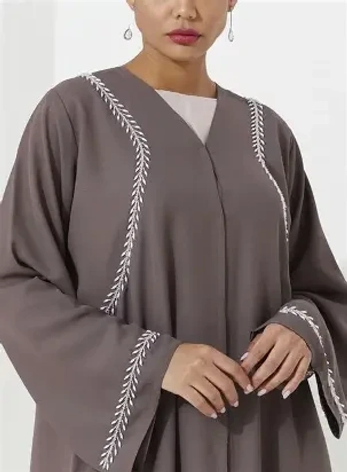 عباية مطرزة للنساء product thumbnail 2